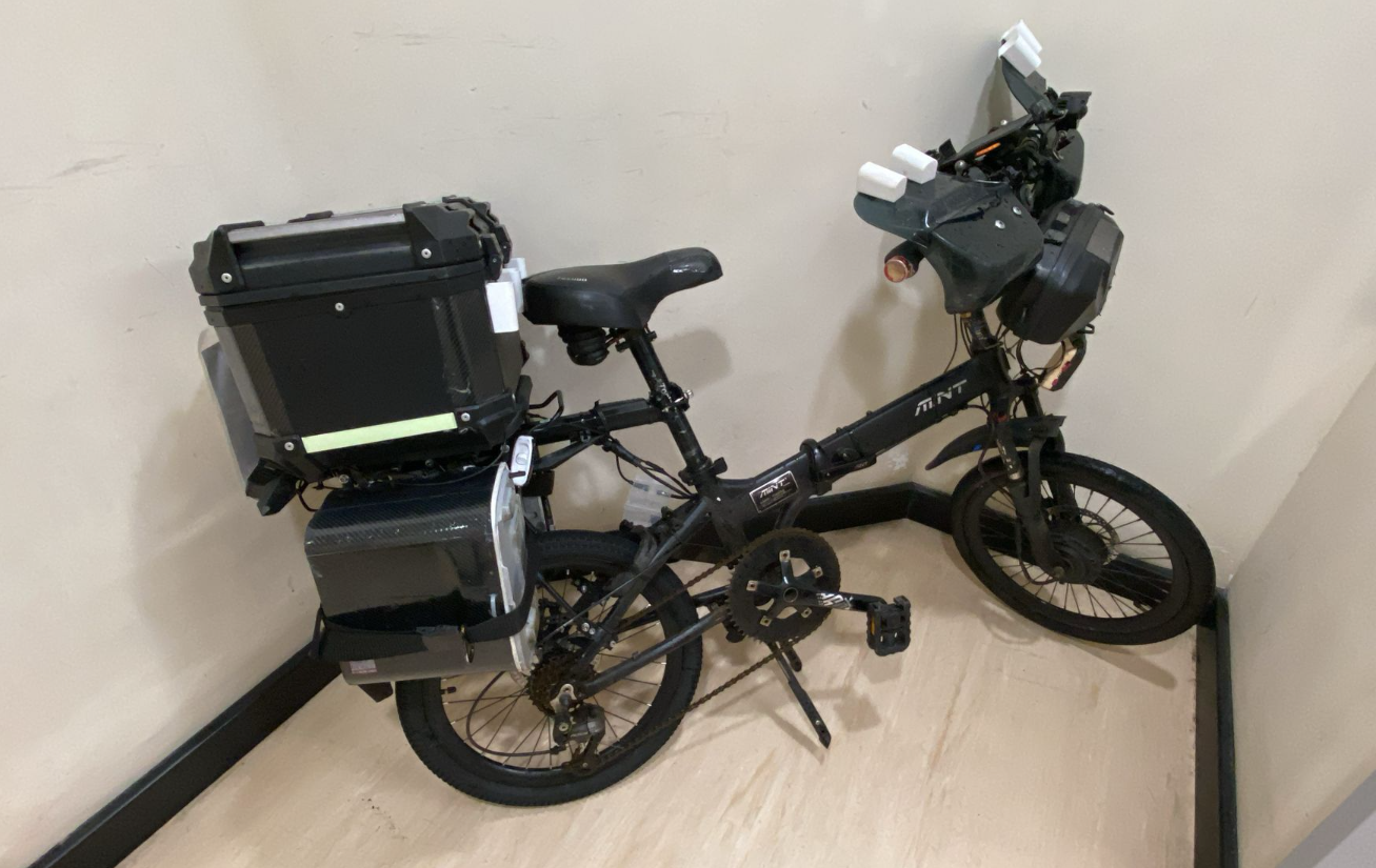 東九龍總區警員於秀茂坪、觀塘、黃大仙及將軍澳區內進行打擊「非法駕駛電動可移動工具」行動。(警方圖片)