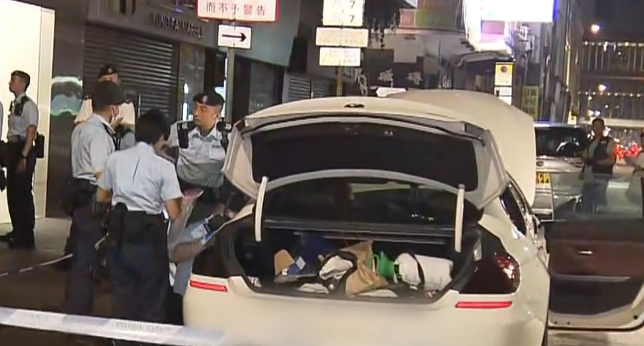 警員凌晨3時許巡經上海街638號對開,發現一輛私家車上介乎29歲至51歲的三男一女形跡可疑,於是上前截查,在車內檢獲一把牛肉刀、一把開山刀、一個鐵蓮花,並起出一批懷疑毒品,包括大麻、冰毒、氯胺酮及太空油等。(now新聞台)