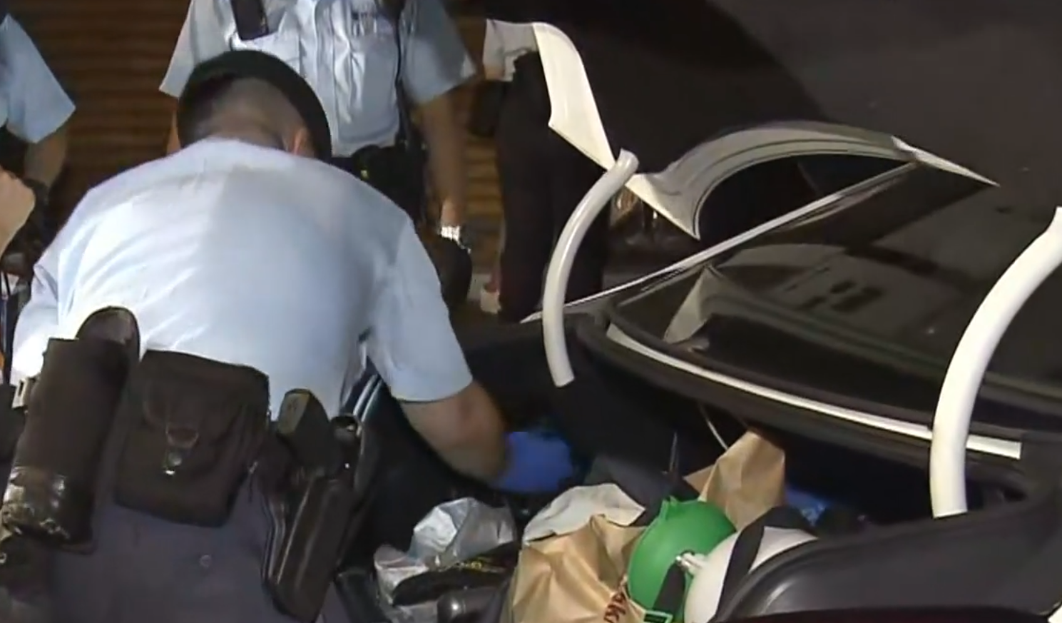 警員凌晨3時許巡經上海街638號對開,發現一輛私家車上介乎29歲至51歲的三男一女形跡可疑,於是上前截查,在車內檢獲一把牛肉刀、一把開山刀、一個鐵蓮花,並起出一批懷疑毒品,包括大麻、冰毒、氯胺酮及太空油等。(now新聞台)