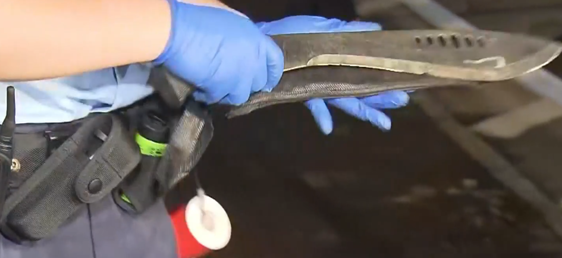 警員凌晨3時許巡經上海街638號對開,發現一輛私家車上介乎29歲至51歲的三男一女形跡可疑,於是上前截查,在車內檢獲一把牛肉刀、一把開山刀、一個鐵蓮花,並起出一批懷疑毒品,包括大麻、冰毒、氯胺酮及太空油等。(now新聞台)