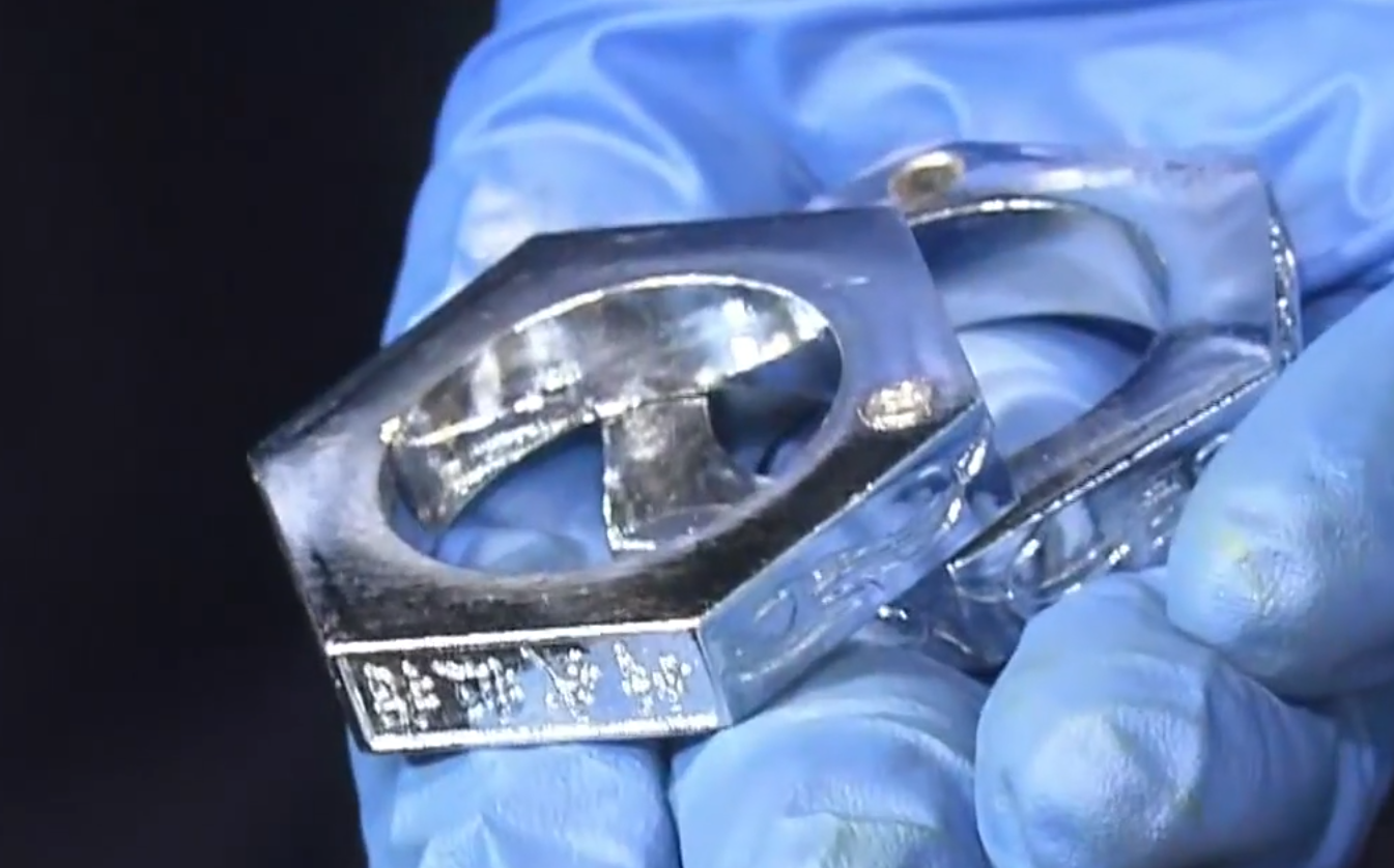 警員凌晨3時許巡經上海街638號對開,發現一輛私家車上介乎29歲至51歲的三男一女形跡可疑,於是上前截查,在車內檢獲一把牛肉刀、一把開山刀、一個鐵蓮花,並起出一批懷疑毒品,包括大麻、冰毒、氯胺酮及太空油等。(now新聞台)