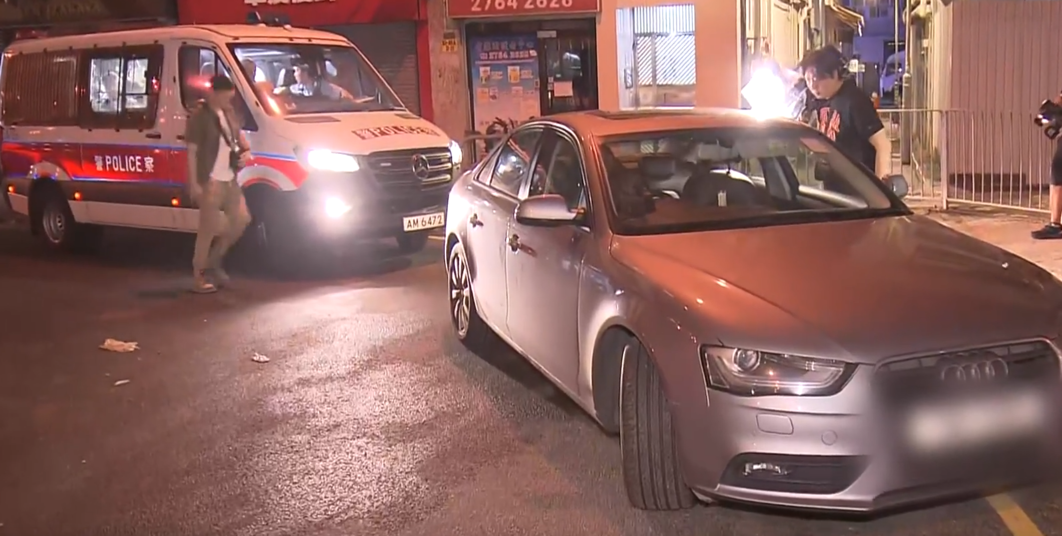 警員在九龍城道近馬頭圍道發現一輛可疑私家車,經搜查後在車內檢獲懷疑霹靂可卡因,34歲姓袁男司機涉嫌「販運危險藥物」被捕,毒品總市值共約4.7萬。(now新聞台)