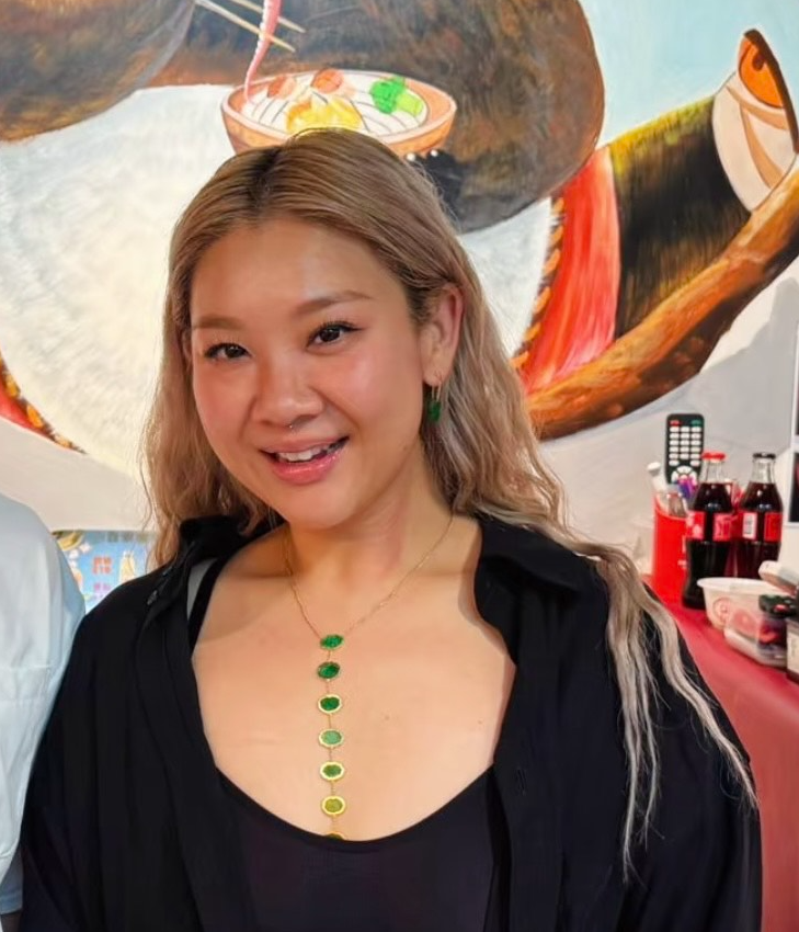 鄭欣宜受傷退賽後首現身, 疑頸部留傷痕。