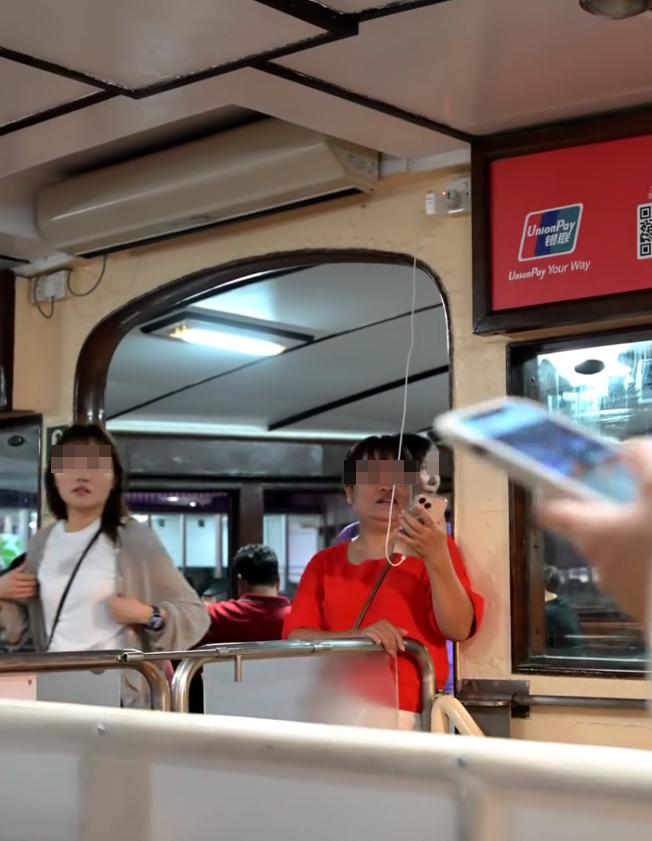 有網民發帖文表示,一名中年女子在天星小輪「偷電」煲電話粥,竟直接「拉線」,把差電線連接小輪船頂的插蘇(_ctlreagan_@Threads)