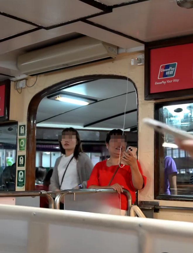 有網民發帖文表示,一名中年女子在天星小輪「偷電」煲電話粥,竟直接「拉線」,把差電線連接小輪船頂的插蘇(_ctlreagan_@Threads)