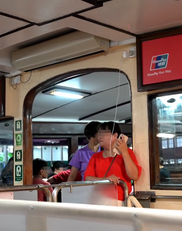 有網民發帖文表示,一名中年女子在天星小輪「偷電」煲電話粥,竟直接「拉線」,把差電線連接小輪船頂的插蘇(_ctlreagan_@Threads)