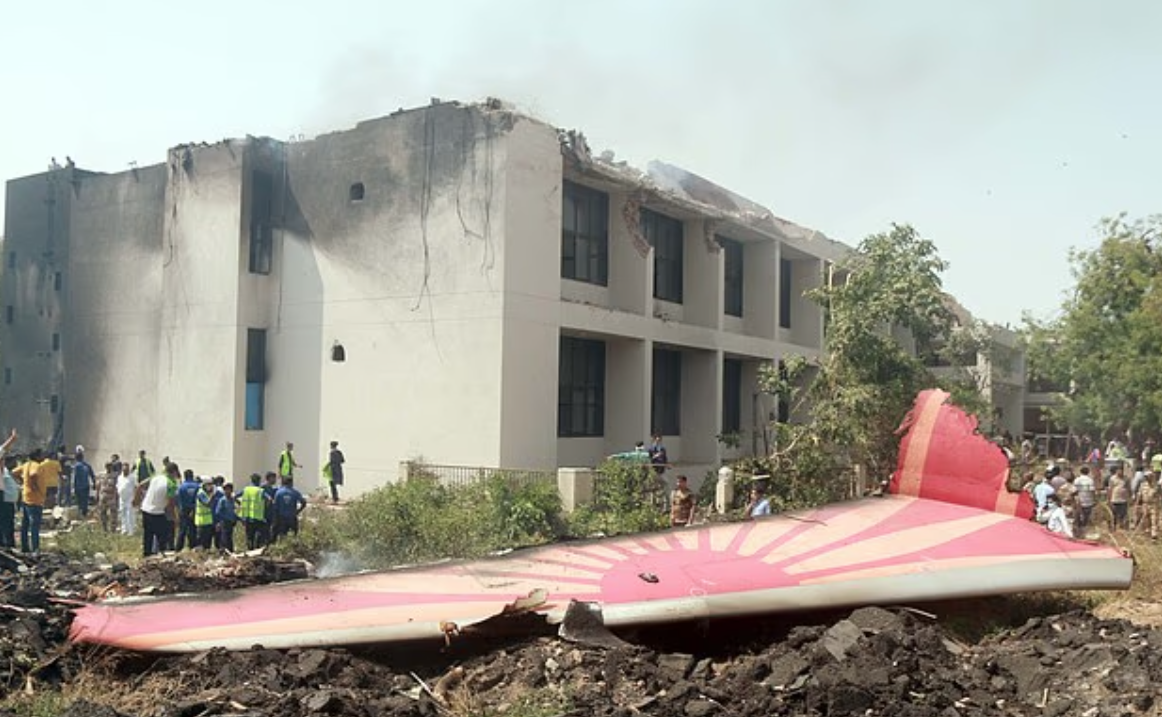 客機最終墜毀。(互聯網)