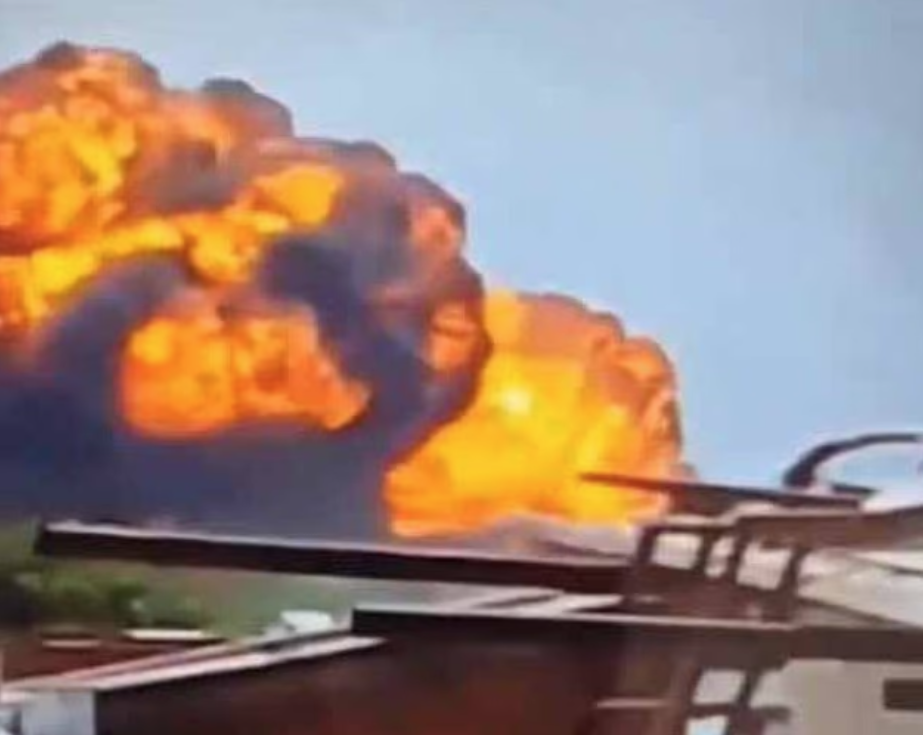 客機最終墜毀。(互聯網)