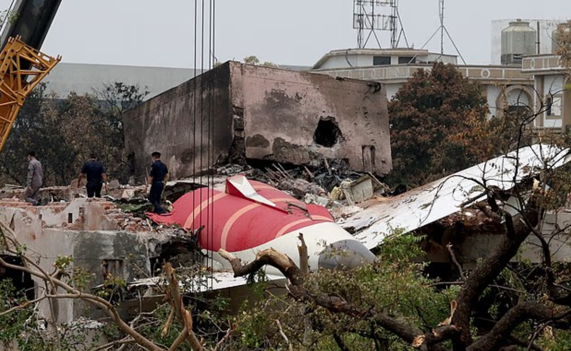 客機最終墜毀。(互聯網)