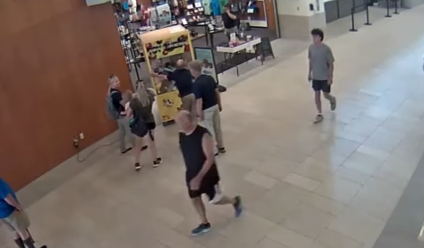 鄰近店舖職員將夾公仔機拉入店內等待救援。(影片截圖)