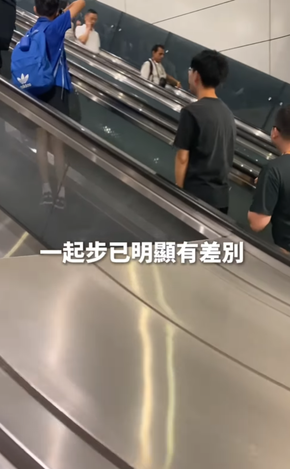 社交平台上月有女網民表示從朋友聽聞「金鐘站有條電梯快好多,大家趕時間可以去搭」,位於L5層向上往L2層的扶手電梯,「係往柴灣中環方向(向上)最右手邊嗰條」,拍片與朋友各坐兩條扶手電梯進行實測,發現對方中途「加速帶出」,「去到半路已經拋離好遠」,計時實測後發現「神速電梯」快了17秒抵達L2層。(影片截圖)