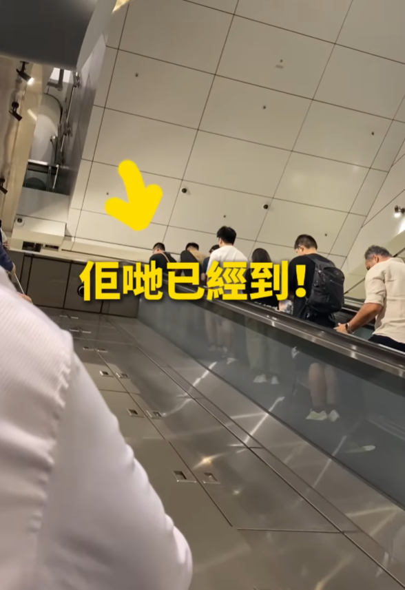 社交平台上月有女網民表示從朋友聽聞「金鐘站有條電梯快好多,大家趕時間可以去搭」,位於L5層向上往L2層的扶手電梯,「係往柴灣中環方向(向上)最右手邊嗰條」,拍片與朋友各坐兩條扶手電梯進行實測,發現對方中途「加速帶出」,「去到半路已經拋離好遠」,計時實測後發現「神速電梯」快了17秒抵達L2層。(影片截圖)