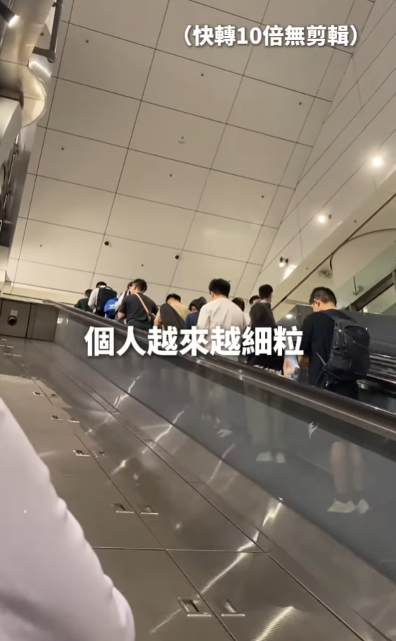 社交平台上月有女網民表示從朋友聽聞「金鐘站有條電梯快好多,大家趕時間可以去搭」,位於L5層向上往L2層的扶手電梯,「係往柴灣中環方向(向上)最右手邊嗰條」,拍片與朋友各坐兩條扶手電梯進行實測,發現對方中途「加速帶出」,「去到半路已經拋離好遠」,計時實測後發現「神速電梯」快了17秒抵達L2層。(影片截圖)