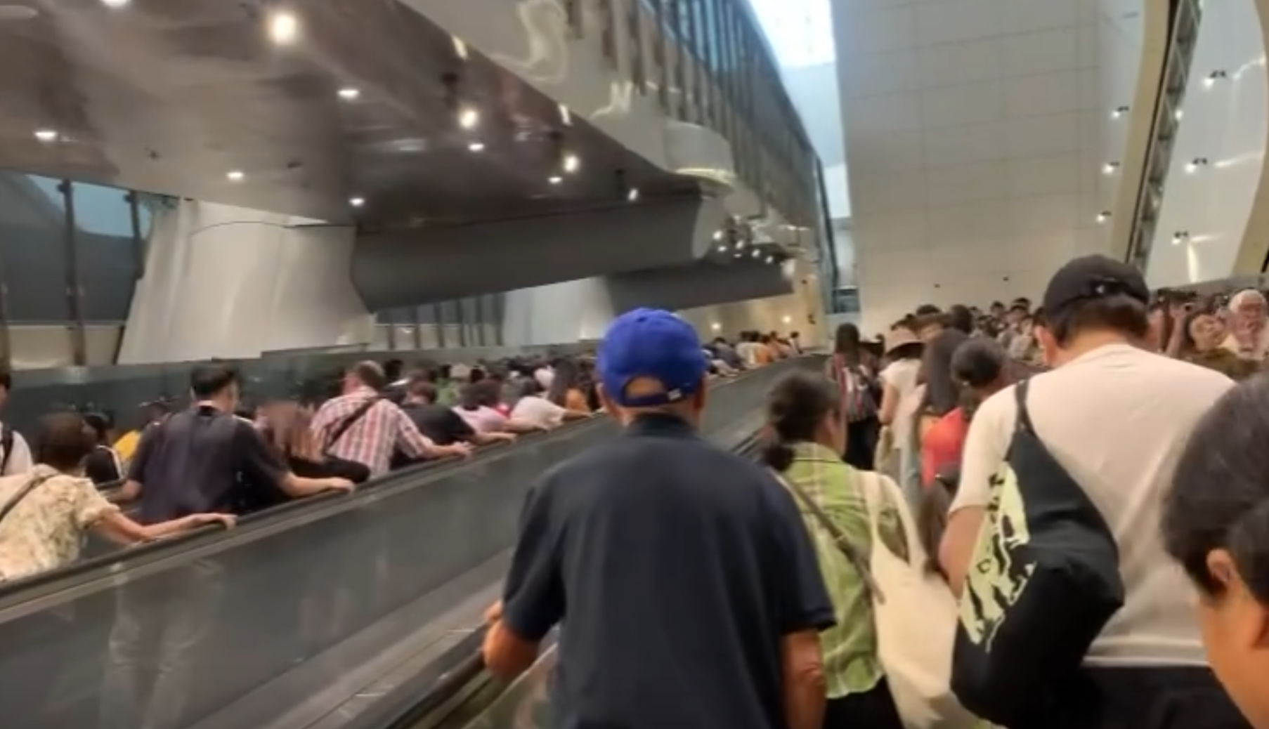 有網民周日再進行測試,發現「神速電梯」已與左邊電梯的人潮均同步抵達L2層,發文稱「金鐘站隱藏快速電梯已玩爛咗,Bug已fix,但feel唔到統一變慢定全部加速」,引發其他網民熱議。(Threads)