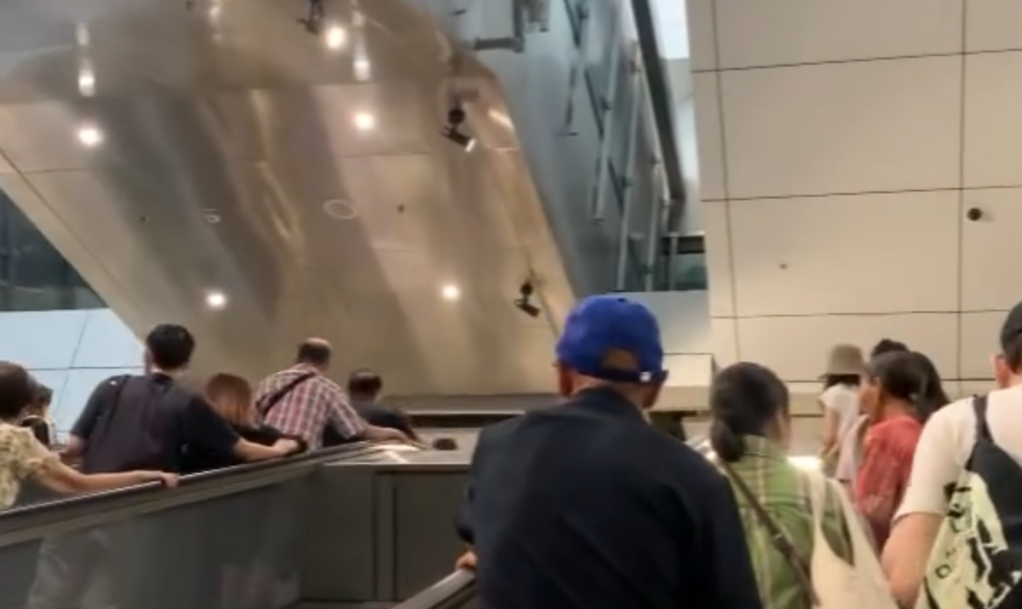 有網民周日再進行測試,發現「神速電梯」已與左邊電梯的人潮均同步抵達L2層,發文稱「金鐘站隱藏快速電梯已玩爛咗,Bug已fix,但feel唔到統一變慢定全部加速」,引發其他網民熱議。(Threads)