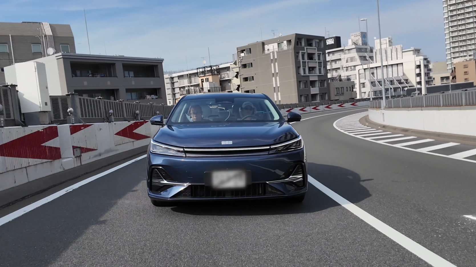 試車駛入東京的高速公路。(影片截圖)