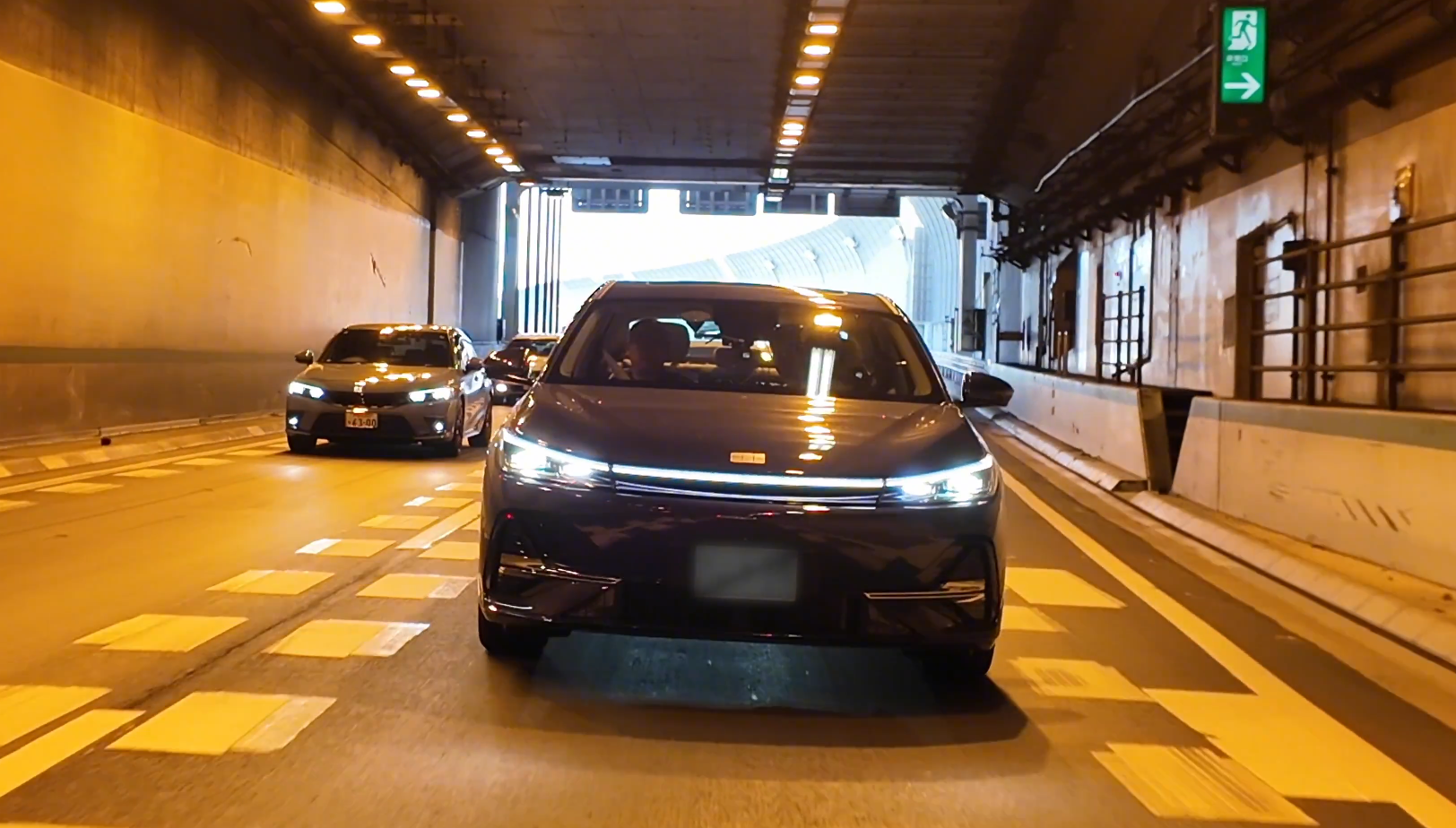 試車駛入東京的高速公路。(影片截圖)