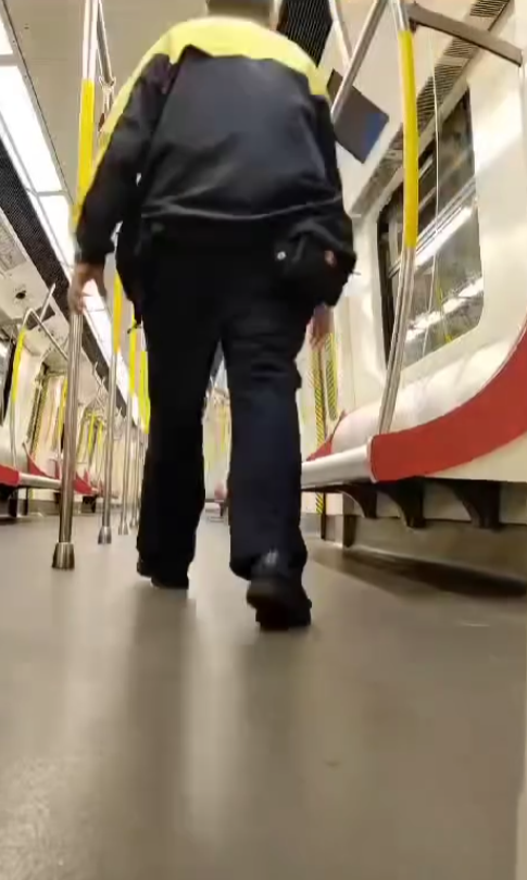 港鐵職員車廂內做掌上壓,港鐵回覆指列車處於候命狀態,無影響運作(Threads影片截圖)