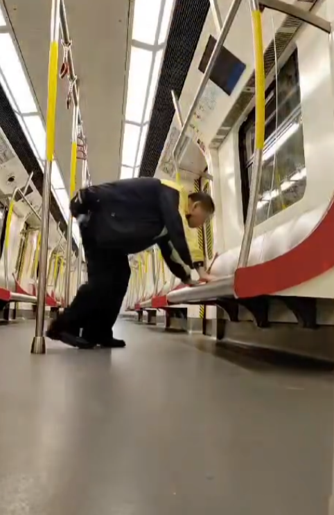 港鐵職員車廂內做掌上壓,港鐵回覆指列車處於候命狀態,無影響運作(Threads影片截圖)