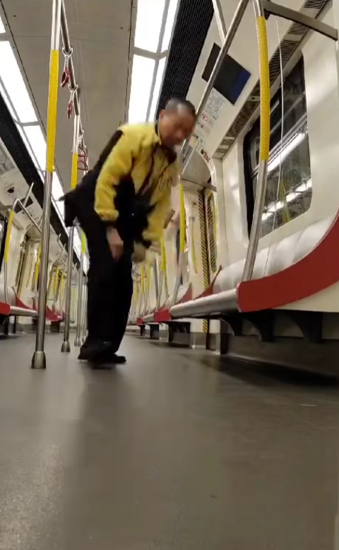 港鐵職員車廂內做掌上壓,港鐵回覆指列車處於候命狀態,無影響運作(Threads影片截圖)