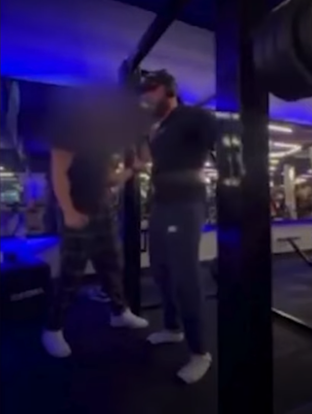 健身舉140公斤槓鈴無卡好掉落 巴西男跪地雙腳骨折(有片慎入)