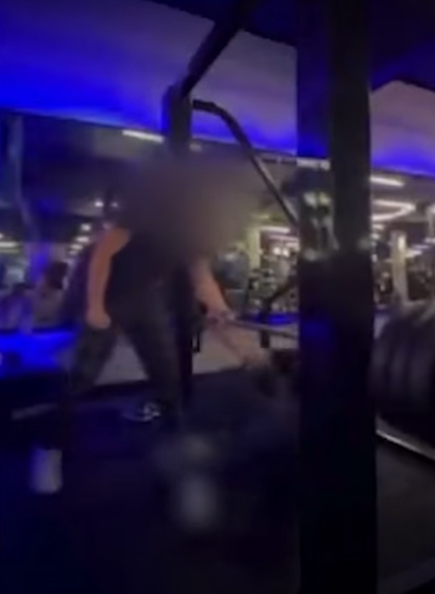 健身舉140公斤槓鈴無卡好掉落 巴西男跪地雙腳骨折(有片慎入)