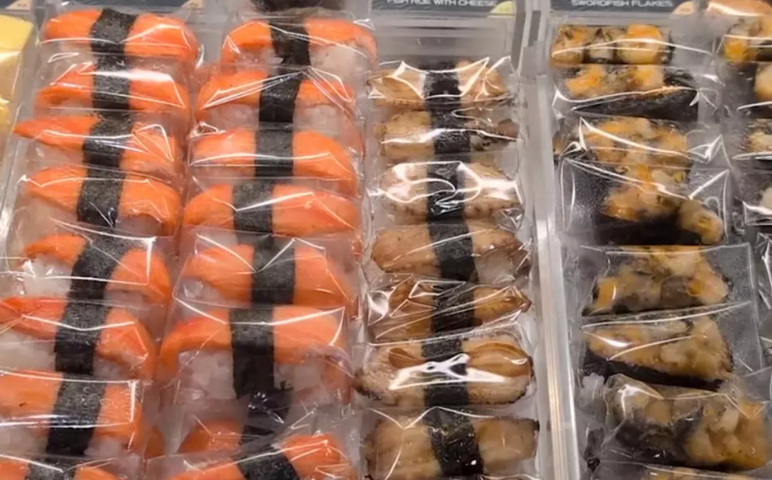 壽司連鎖店爭鮮壽司再爆食安事件。HOYTV電視節目《一線搜查》日前報道,一知名連鎖壽司店疑使用「隔夜預製壽司飯」,而非聲稱的「即日生產、即日銷售」。報道更揭裝有壽司飯的飯箱,在無冷藏的情況下,被放置於室外逾16小時。(一線搜查)