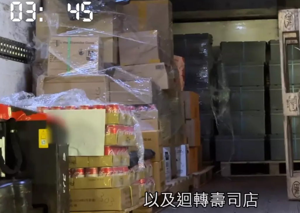 壽司連鎖店爭鮮壽司再爆食安事件。HOYTV電視節目《一線搜查》日前報道,一知名連鎖壽司店疑使用「隔夜預製壽司飯」,而非聲稱的「即日生產、即日銷售」。報道更揭裝有壽司飯的飯箱,在無冷藏的情況下,被放置於室外逾16小時。(一線搜查)