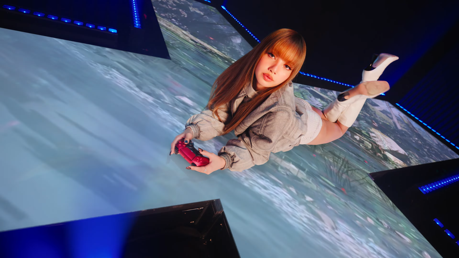 LISA為PlayStation拍攝宣傳短片,更舉行有獎遊戲送親筆簽名T恤。