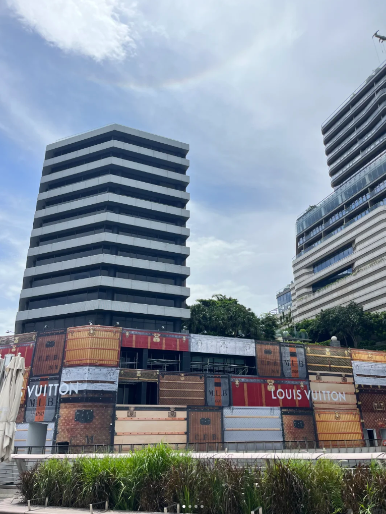 Louis Vuitton(LV)已在商場面向星光大道的外牆架起巨型圍板,準備打造全亞洲最大旗艦店之一。(xiaohongshu@商业Talks)