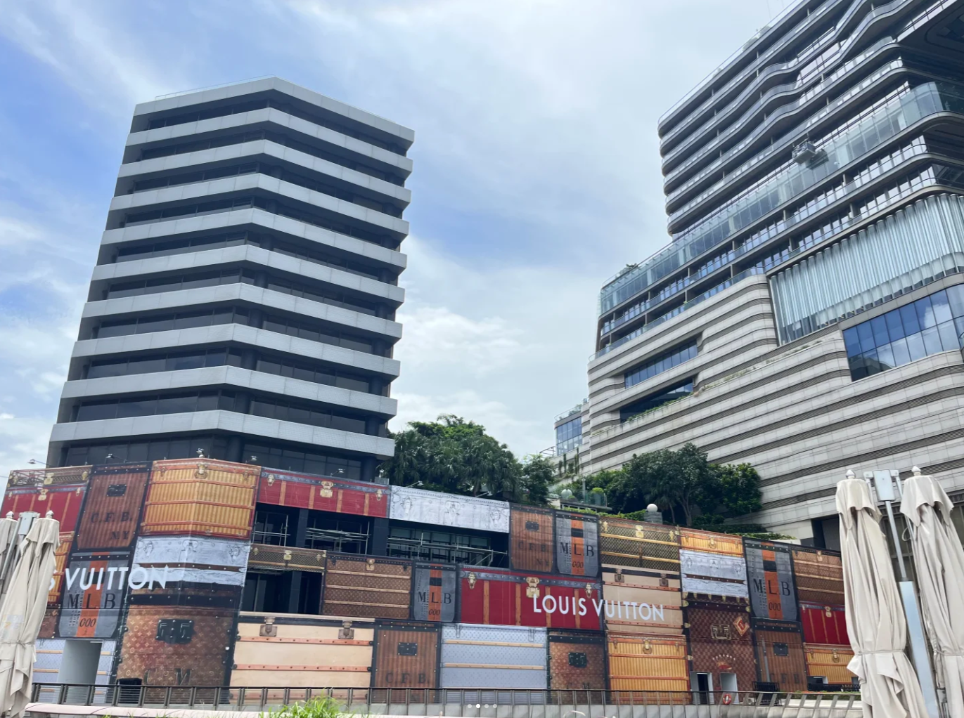 Louis Vuitton(LV)已在商場面向星光大道的外牆架起巨型圍板,準備打造全亞洲最大旗艦店之一。(xiaohongshu@商业Talks)