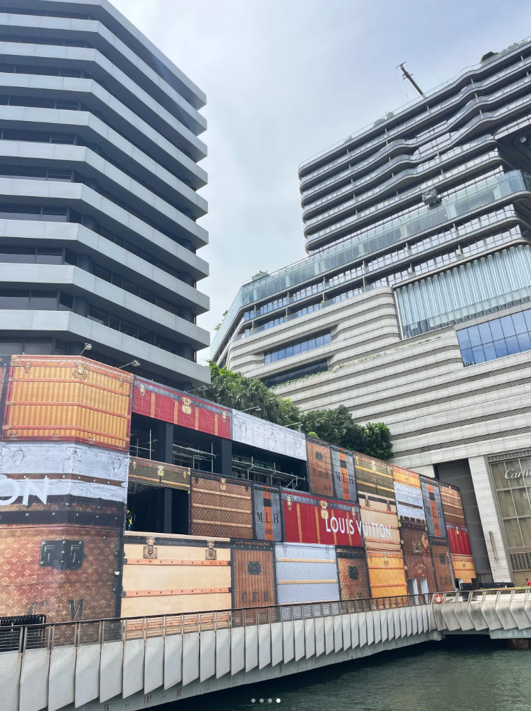 Louis Vuitton(LV)已在商場面向星光大道的外牆架起巨型圍板,準備打造全亞洲最大旗艦店之一。(xiaohongshu@商业Talks)