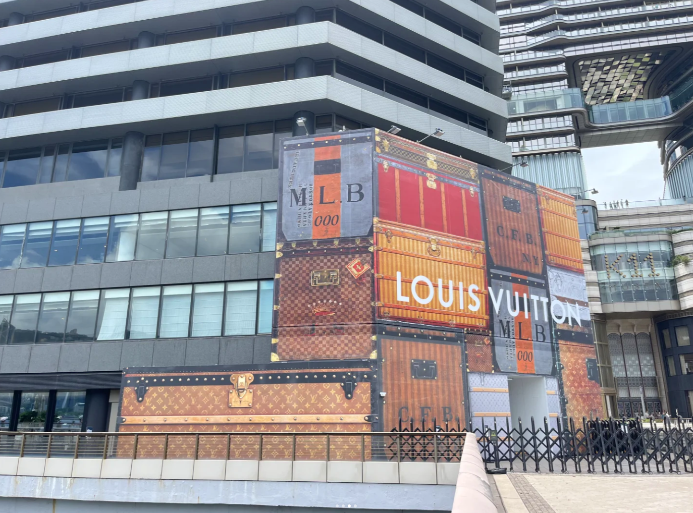 Louis Vuitton(LV)已在商場面向星光大道的外牆架起巨型圍板,準備打造全亞洲最大旗艦店之一。(xiaohongshu@商业Talks)