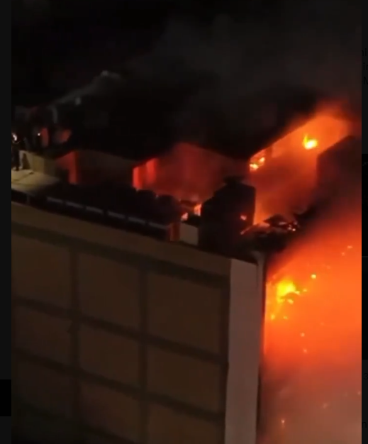 伊拉克一個商場發生大火。(影片截圖)