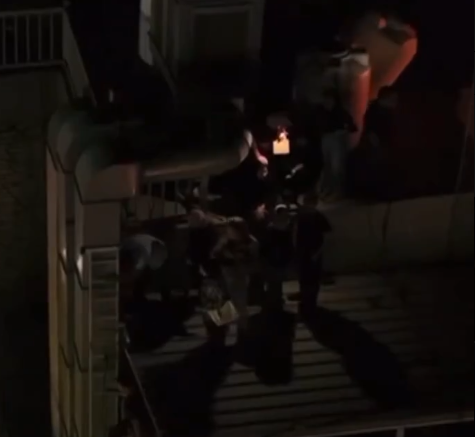 部份人逃到屋頂求廠。(影片截圖)