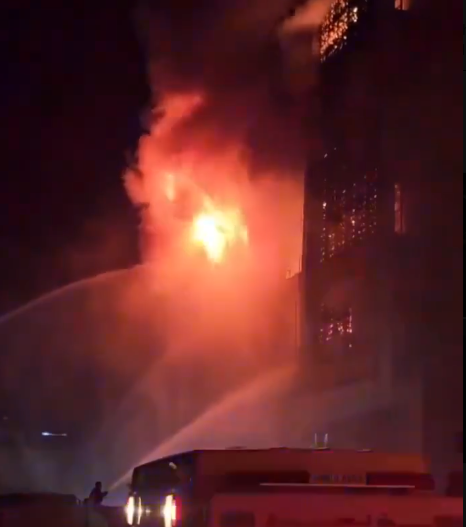 伊拉克一個商場發生大火。(影片截圖)