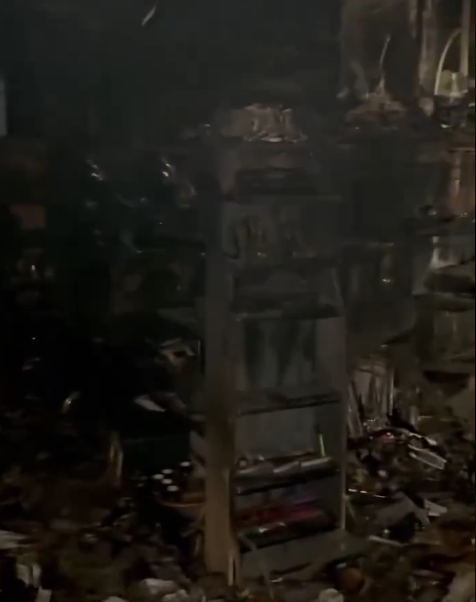 大火後大樓內大量燒焦的物品。(影片截圖)
