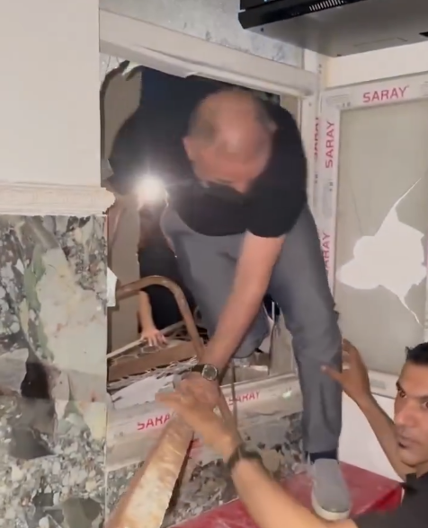 部份人被救援人員打破窗門救出。(影片截圖)