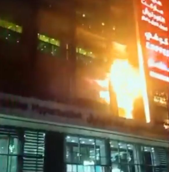 伊拉克一個商場發生大火。(影片截圖)