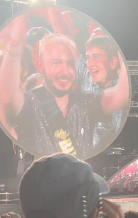 Coldplay演唱會|聽Coldplay演唱會登上親吻鏡頭情侶驚恐萬分 網民:婚外情被「捉姦」?(有片)