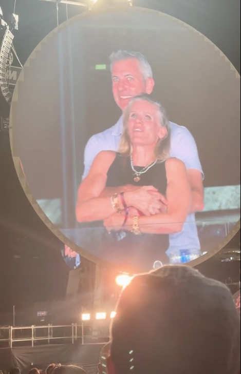 Coldplay演唱會中,Astronomer的CEO安迪拜倫疑出軌人事總監卡博特。(互聯網)