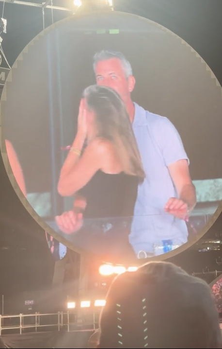 Coldplay演唱會中,Astronomer的CEO安迪拜倫疑出軌人事總監卡博特。(互聯網)