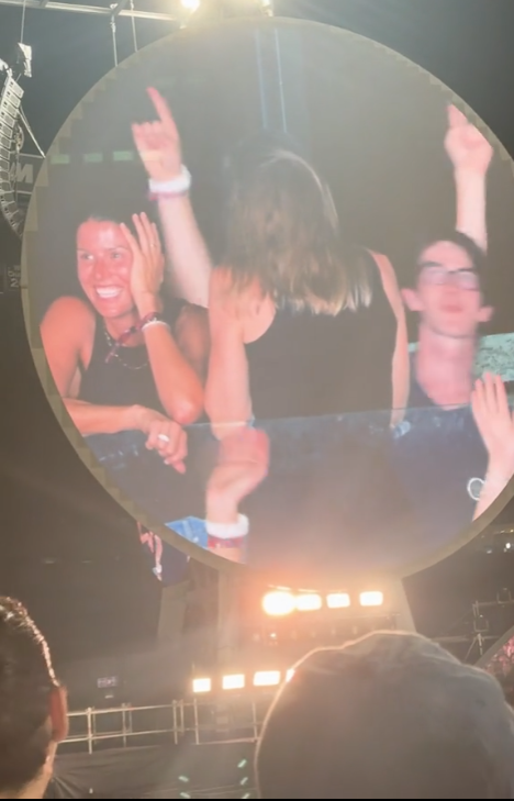 聽Coldplay演唱會登上親吻鏡頭情侶驚恐萬分 網民:婚外情被「捉姦」?(有片)