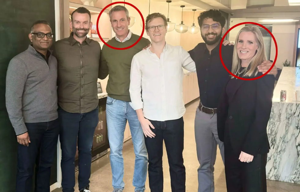 二人身份也馬上被起底,男方是軟體公司Astronomer的CEO安迪拜倫(Andy Byron),而女方則是該公司的人事總監卡博特(Kristin Cabot),兩人各自已婚有家庭。