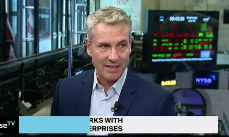 二人身份也馬上被起底,男方是軟體公司Astronomer的CEO安迪拜倫(Andy Byron),而女方則是該公司的人事總監卡博特(Kristin Cabot),兩人各自已婚有家庭。