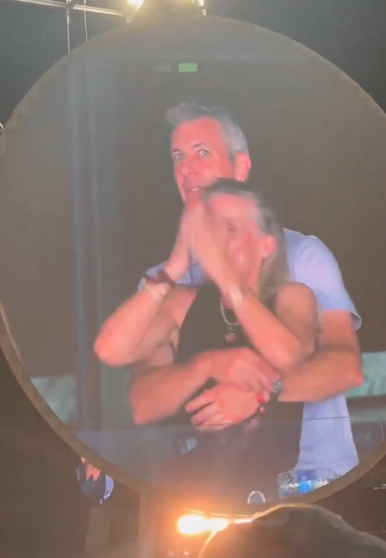 Coldplay演唱會中,Astronomer的CEO安迪拜倫疑出軌人事總監卡博特。(互聯網)