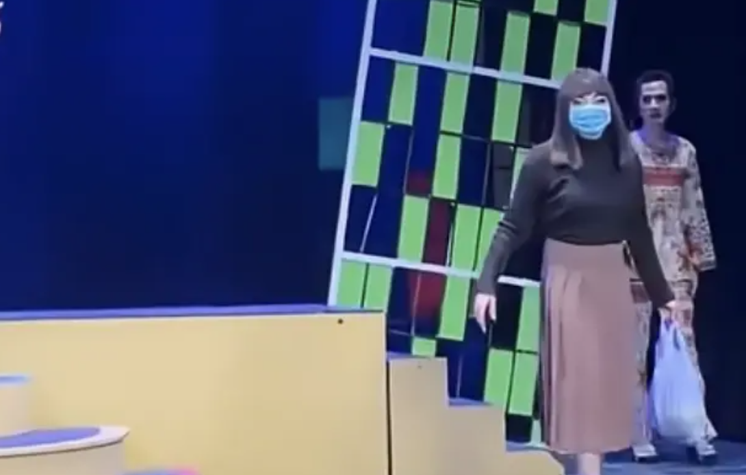 南京「紅姐事件」因38歲男子焦姓男子男扮女裝,化名「紅姐」在網上誘騙多名男性發生性關係並偷拍性愛影片,事件在各地網上引發熱議,衍生大量二次創作與迷因,推出周邊產品外,甚至影響東南亞國家,連越南舞台劇也急加插「紅姐」造型角色,令全場觀眾爆笑。