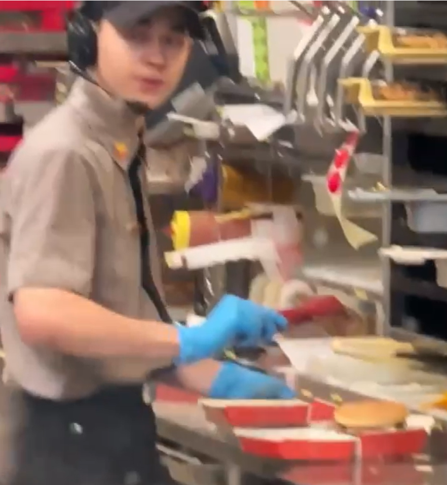 俄羅斯連鎖快餐店有員工,與客人發生爭吵後,為報復對方,在製作漢堡時朝肉餅吐口水,過程都被客人拍下,員工也立即遭開除。(X影片截圖)
