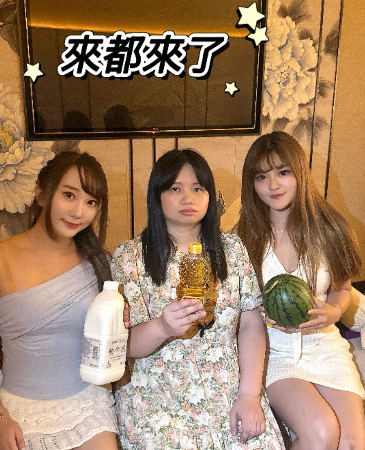 阿儀模仿紅姐,可惜除了身形沒有甚麼共通點。