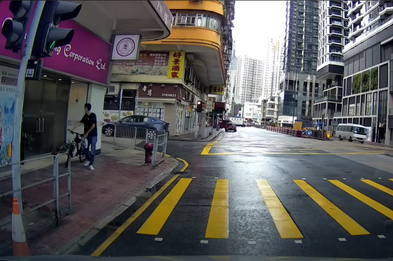 司機把自行車泊出馬路。(FB車cam L(香港群組))